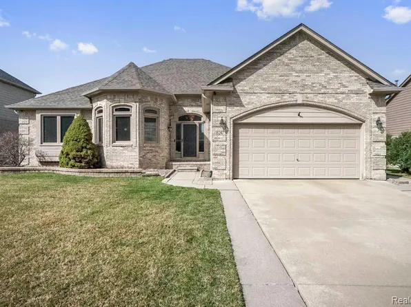 8247 Washington Woods Dr, Washington, MI 48094