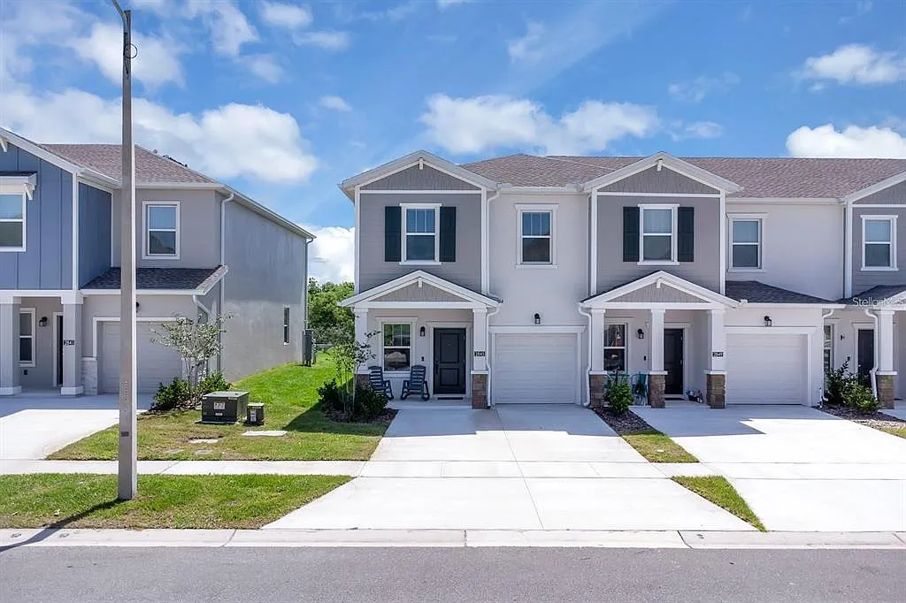 3 bed, 2.5 bath, 1888 sqft, $1,895 — Photo 2