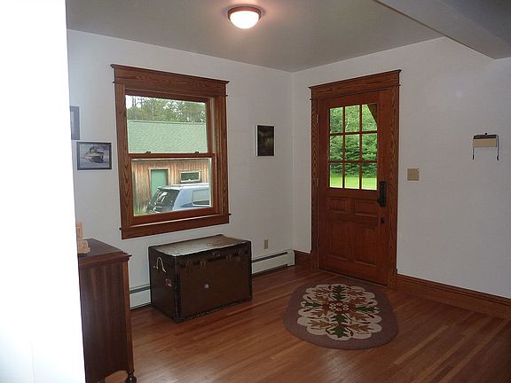 3rd image of 743 Scovia Ave