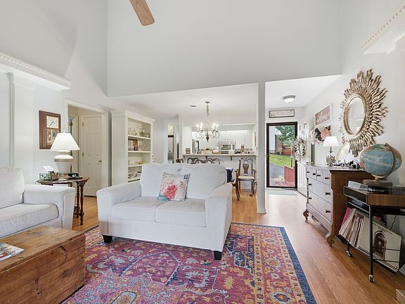 4th image of 204 Village Cir W