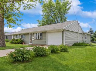 5660 Briarwood St SW, Cedar Rapids, IA 52404