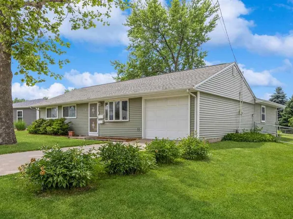 5660 Briarwood St SW, Cedar Rapids, IA 52404