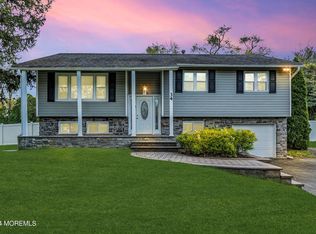 34 Wickatunk Rd, Manalapan, NJ 07726