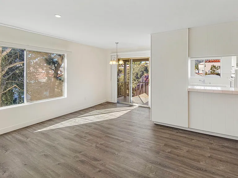 124 N Clark Dr #301 — Photo 3