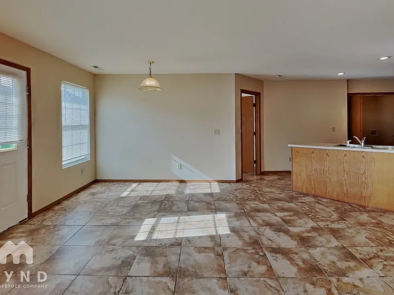 1120 S Clifton Ave — Photo 6