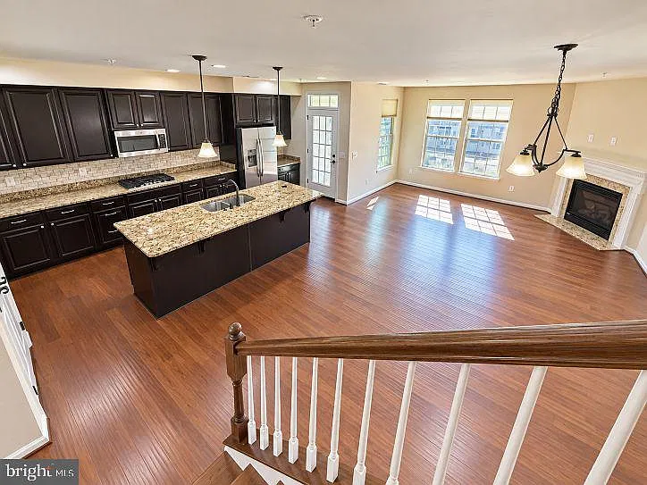3 bed, 2.5 bath, 2641 sqft, $2,900 — Photo 3