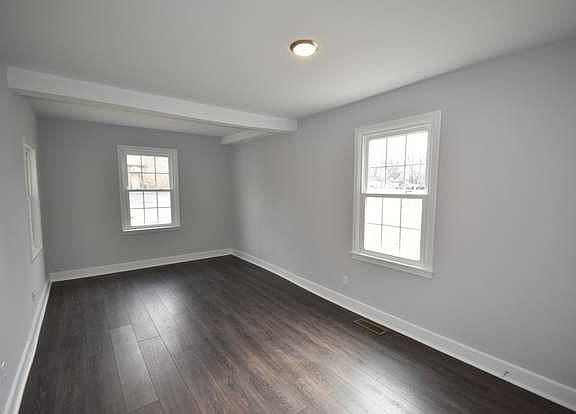 4th image of 382 Magnolia St S