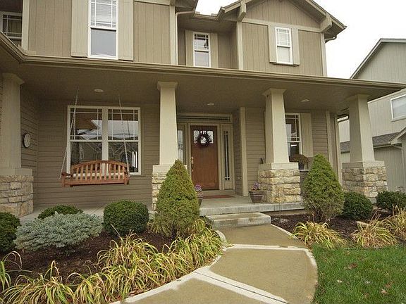 beautiful yard w/ sprinkler system