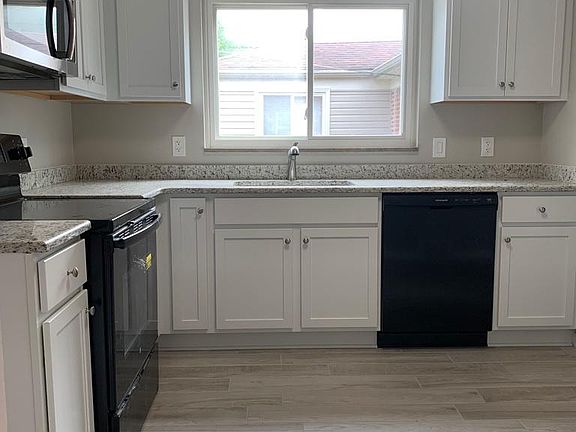3rd image of 23096 Sussex St
