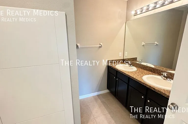 10906 Carlton Fields Dr — Photo 15