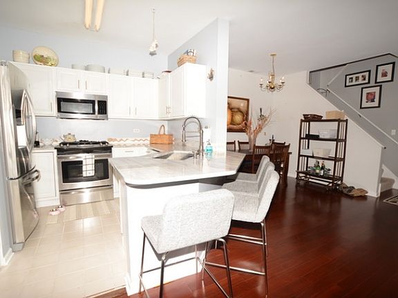 3rd image of 3333 Stratford Ct