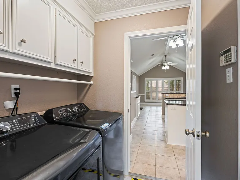 410 Live Oak Ln — Photo 14