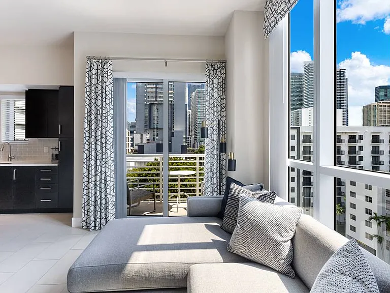 250 SW 11th St #201 — Photo 32