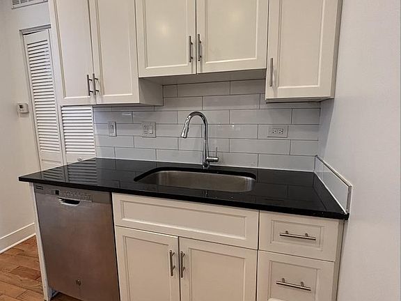 3rd image of 1119 W Lunt Ave #2F
