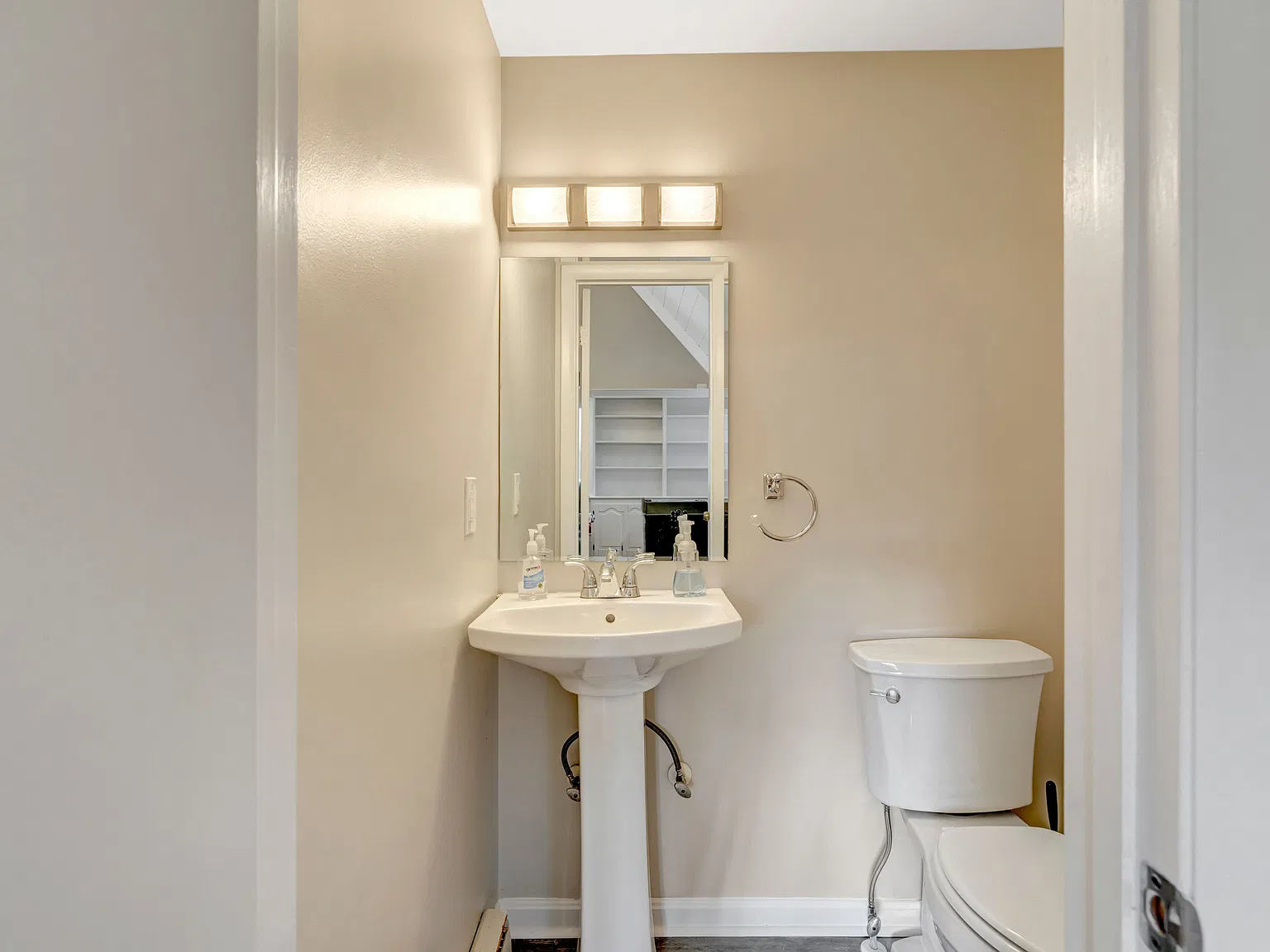 4 bed, 3312 sqft, $4,800 — Photo 3