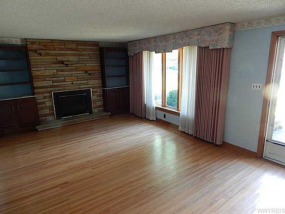 3rd image of 19 Circle End Dr