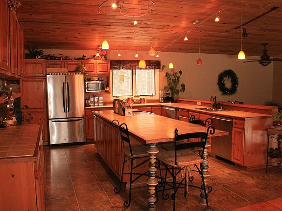 Kitchen w/breakfast bar island