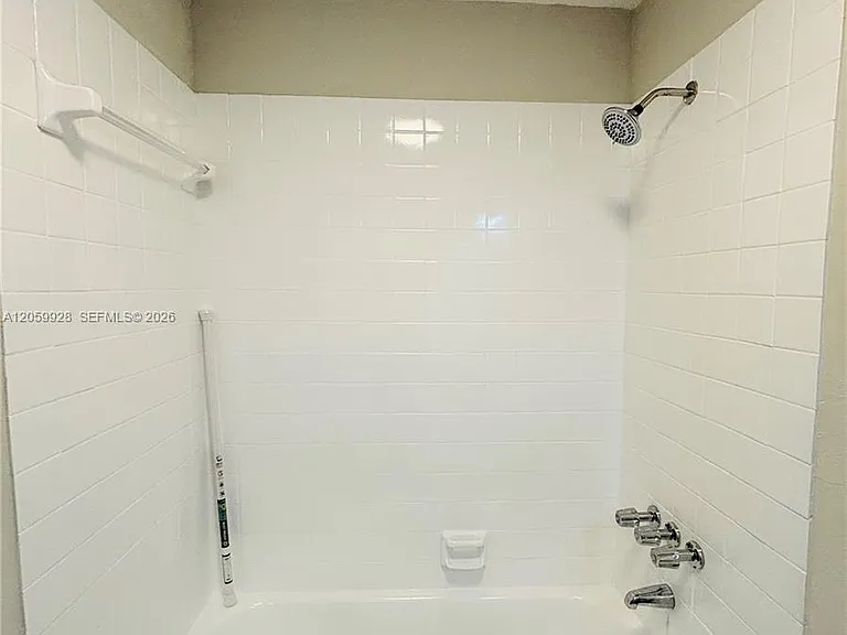 1011 NW 8th St #D — Photo 8