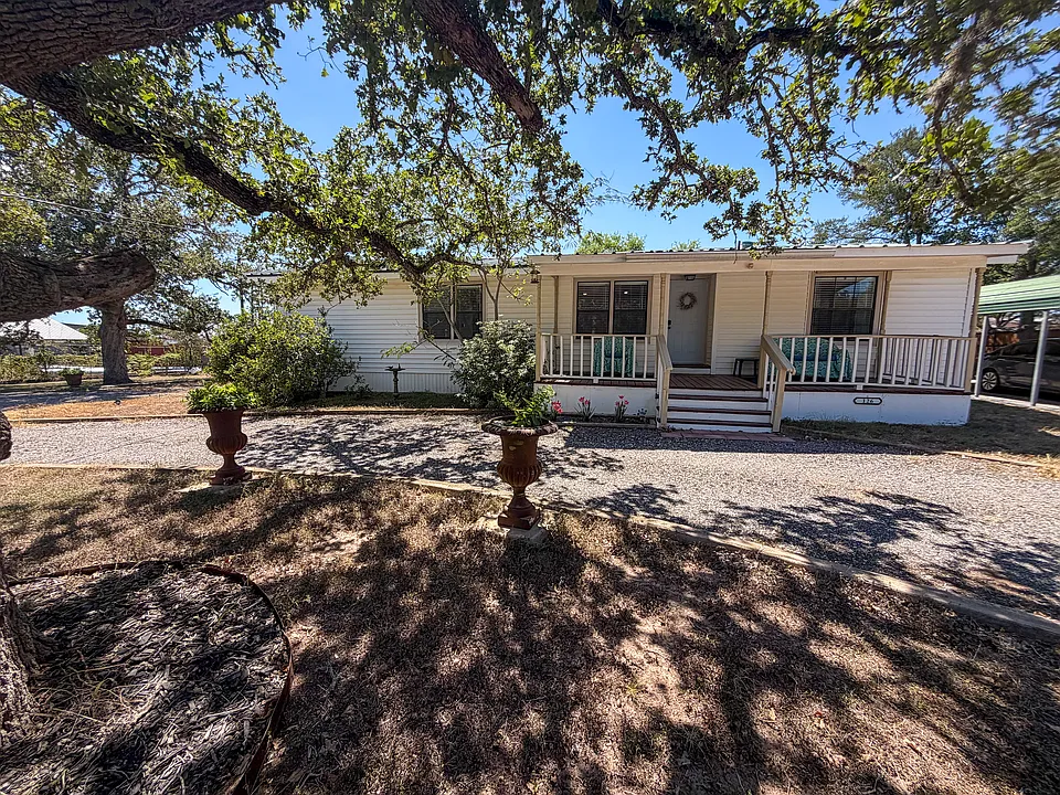 126 River Oaks Dr