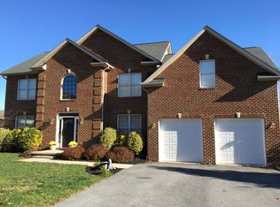 2421 Castlegreen Dr, Greencastle, PA 17225