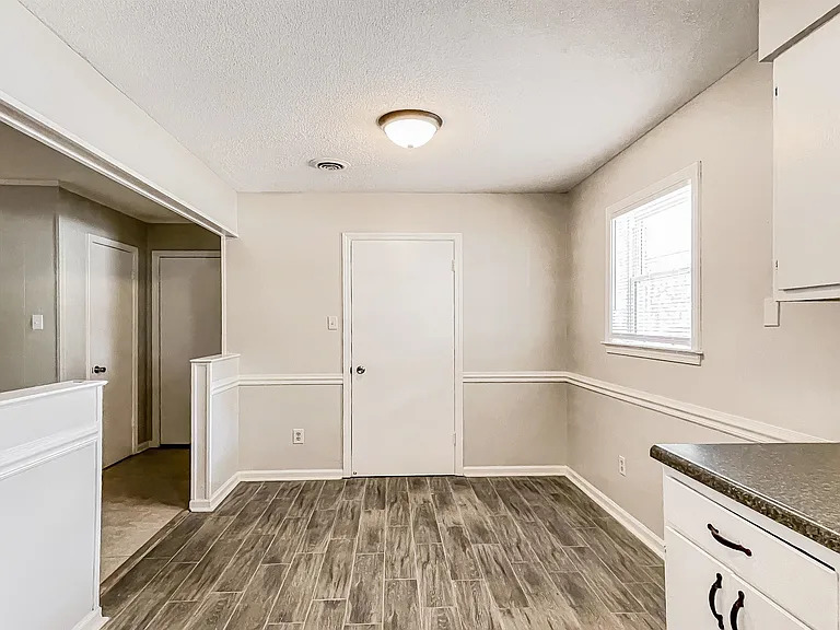 4290 Park Forest Dr — Photo 6