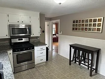 3 bed, 1.0 bath, 1752 sqft, $2,800 — Photo 3