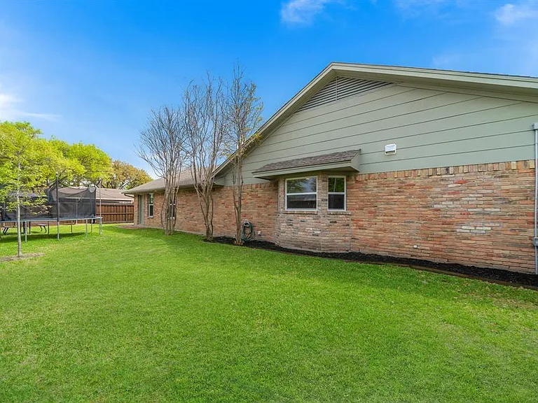 1601 Windsong Trl — Photo 32
