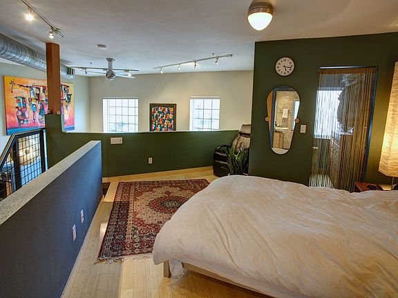 Master Suite w/ walk-in closet