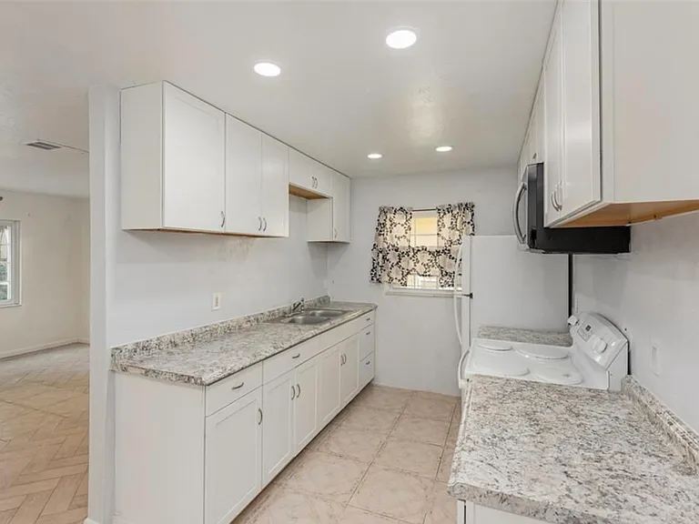 2529 Belmont Ave — Photo 6