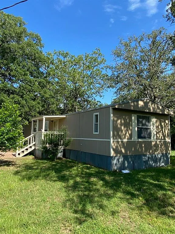 3 bed, 2.0 bath, 1296 sqft, $1,300 — Photo 2