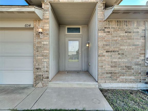 5th image of 604 Heather Ln