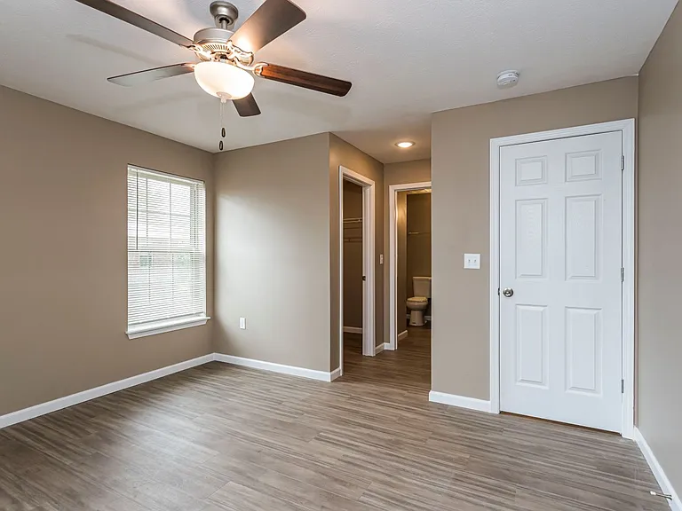Greenbrier Apartments — Photo 54