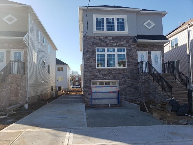 1st image of 450 Eltingville Blvd