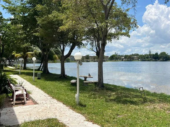 19080 NE 3rd Ct APT 307, Miami, FL 33179