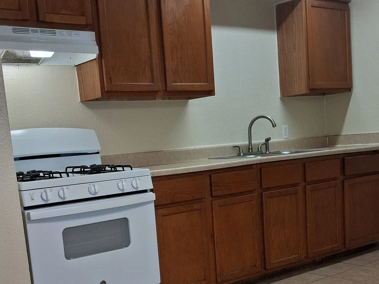 3 bed, 1050 sqft, $1,299 — Photo 1