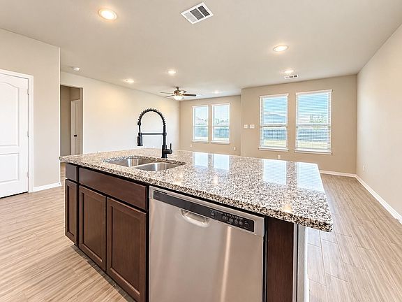 4th image of 703 Cypress Summit Rd