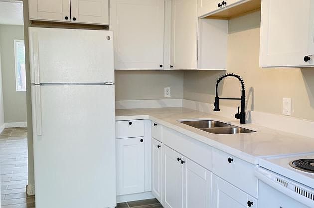 1st image of 310 E Blacklidge Dr