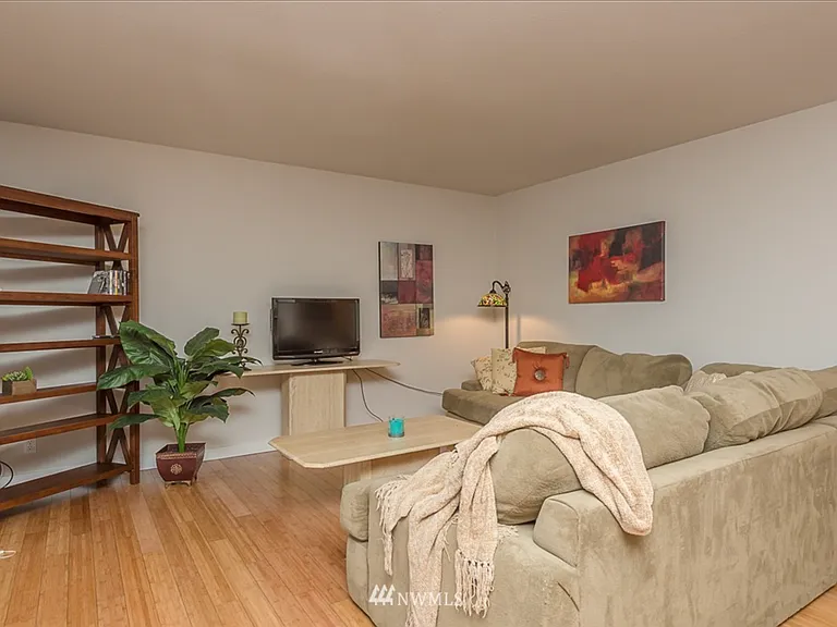 5321 N Pearl St #204 — Photo 8