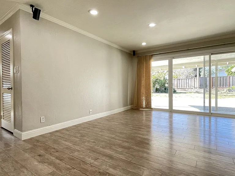 3713 Justine Dr — Photo 3