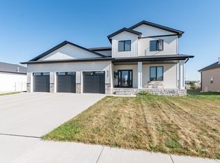 527 Flint Dr, Bismarck, ND 58503