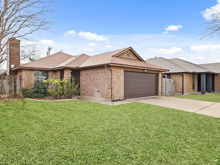 607 Saunders Dr — Photo 1