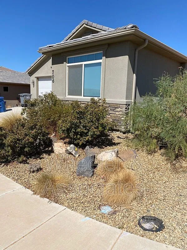 3 bed, 2.0 bath, 1602 sqft, $1,845 — Photo 2