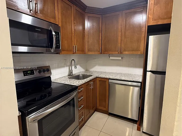 100 SE 5th Ave #1 — Photo 11