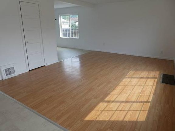 2nd image of 906 Symons St