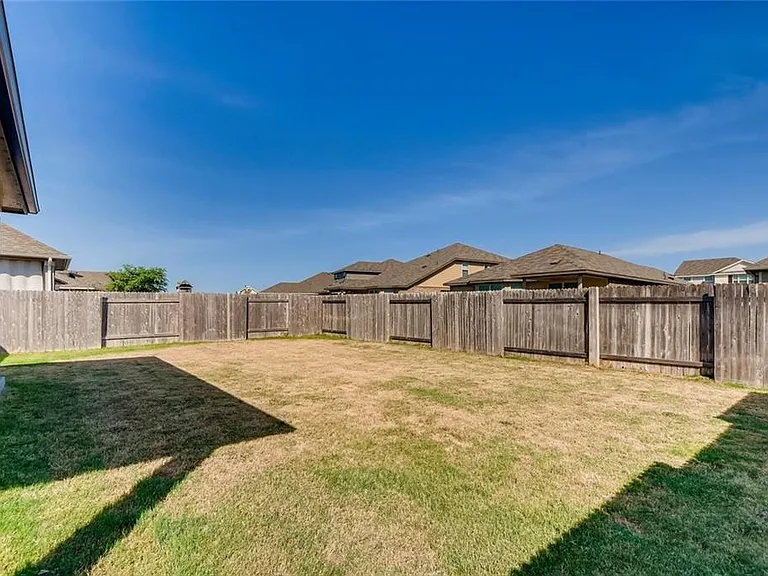 121 Kavanaugh St — Photo 25