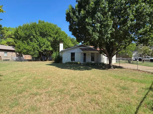 329 Walnut Ave, Azle, TX 76020