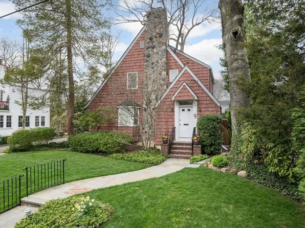 9 Woodlawn Avenue, Great Neck, NY 11023