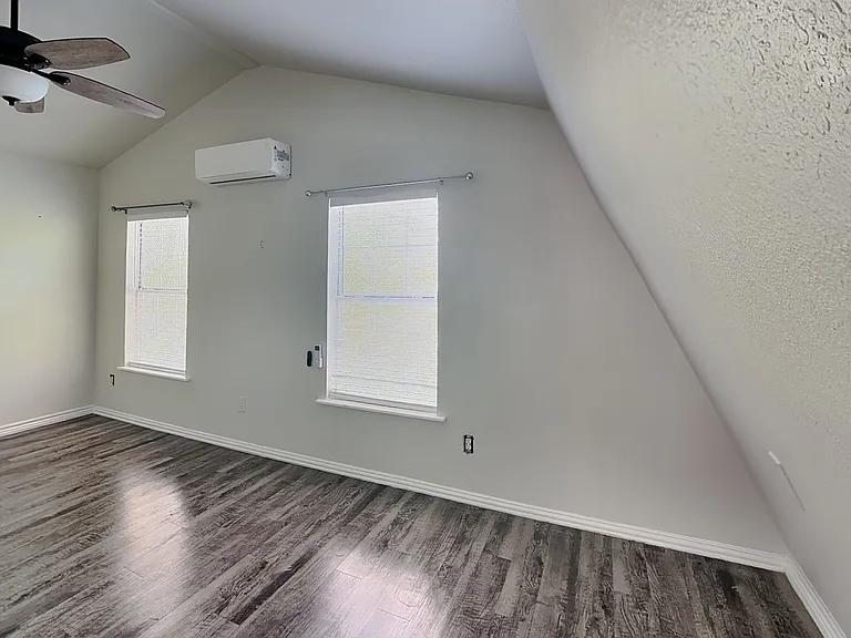 2913 Hunter St — Photo 9