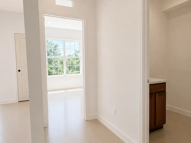 300 Lindenhurst Dr — Photo 17