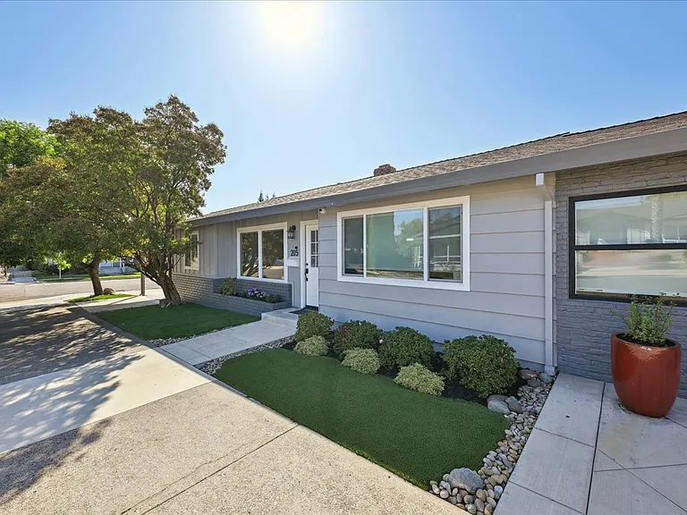 205 Grove St — Photo 2